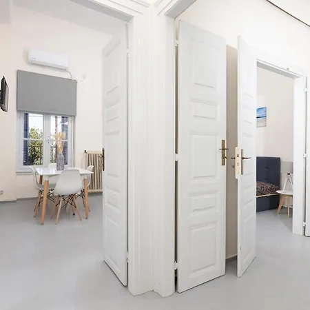 Enalios #2- Spacious Flat In The Heart Of Town غيتيو
